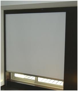 Permite o controlo da luz com o minimo de espaço ocupado permitindo o movimento completo da janela ou porta.